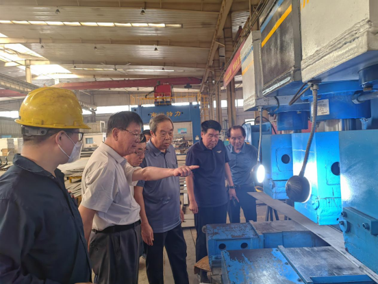 市人大原副主任潘漢久、市原安監(jiān)局局長(zhǎng)張憲考察船舶加工建設(shè)項(xiàng)目